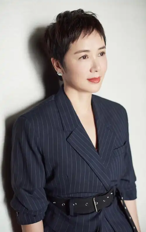 发型选择:及耳层次感超短发如今55岁的蒋雯丽,坐在45岁的李小冉身旁