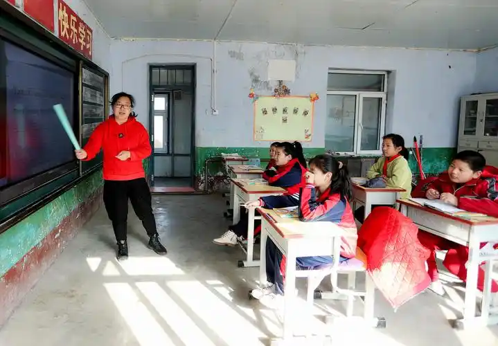 下课了,学生们在操场运动.