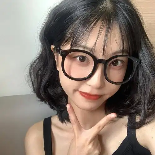 短发戴眼镜永远的神