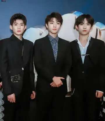 2019年微博之夜tfboys王俊凯,王源,易烊千玺三大只同框合影,整整齐齐