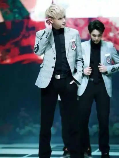 原创181宋亚轩跟183黄子韬萌探同框,身高差却反着来,谁谎报早道歉