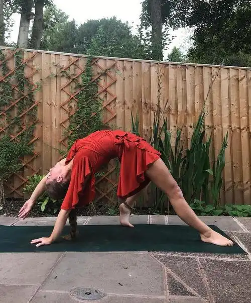 徐璐新造型太抢眼了一袭红裙气质非凡练瑜伽身材就是好