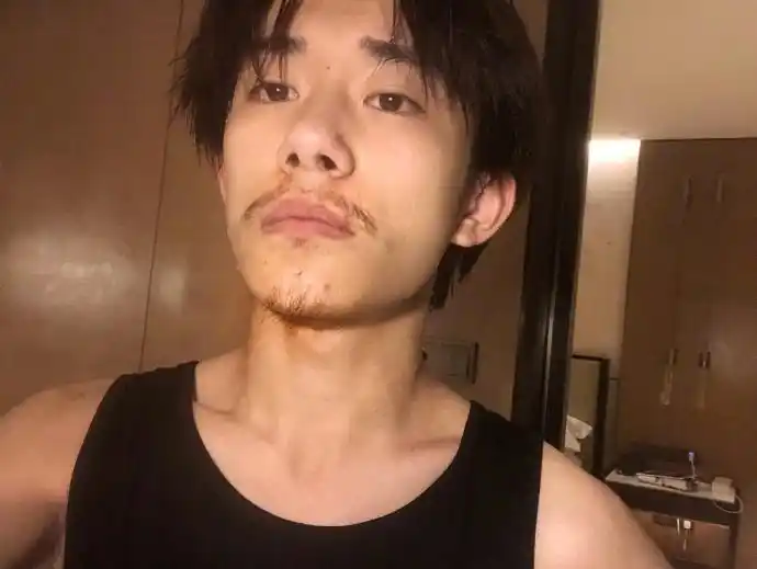 "照片中,易烊千玺头发凌乱,发际线瞩目,微微蓄起胡须的面容