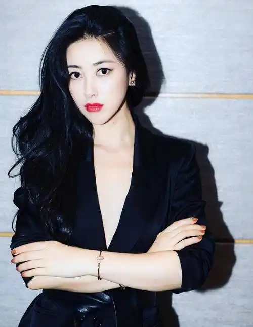 期待已久的女性朱珠再次在社交媒体上晒出了自己三口之家的照片,清晰