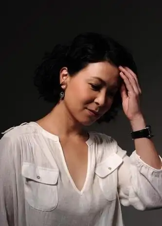 陈少霞,曾改艺名为陈采岚,现为亚洲电视旗下经理人合约女艺员1,16岁与