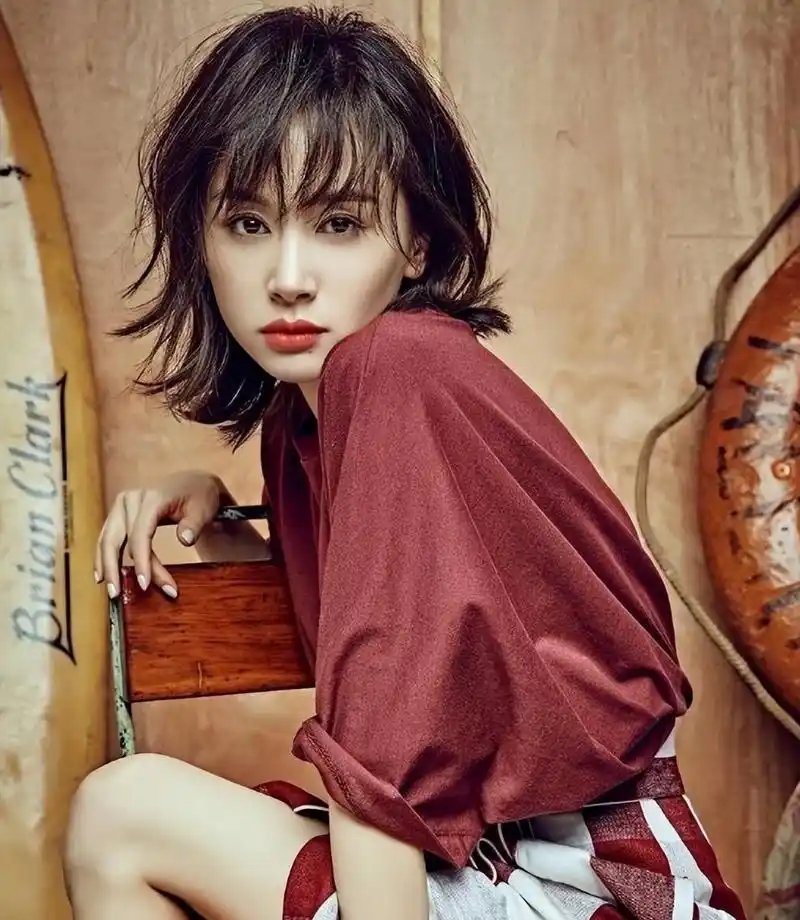 王子文:未婚生子的演技派女演员 王子文,出生于1987年,自小拥有艺术