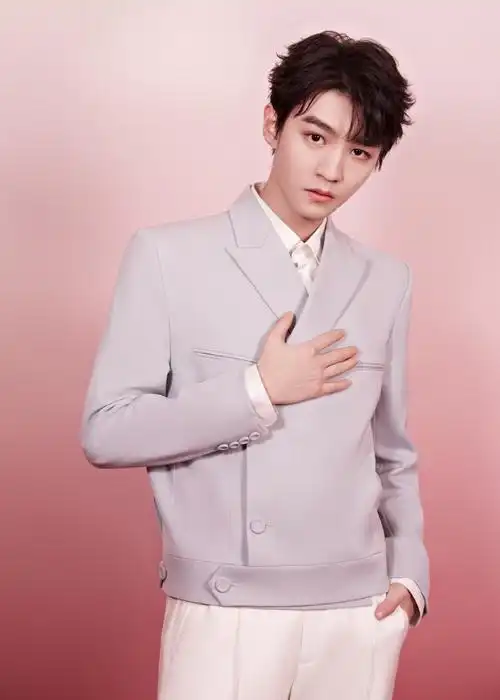 王俊凯春晚第二套look西装凯boss小凯新年快乐啊期待舞台