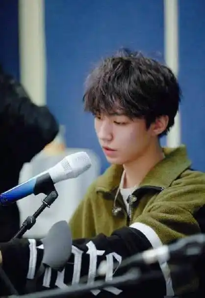 王源回应抽烟,却暴露其深沉心机,大哥王俊凯被故意针对?