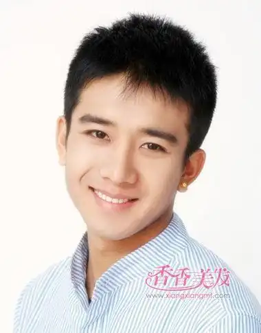 校园阳光男生在2016年将头发剪成短寸吧,利用清爽至极的短毛寸发型,展