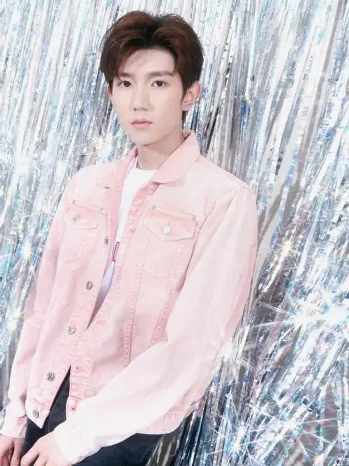 帅气明星,外套明星,牛仔明星,王源帅哥相关的明星图片,就上可爱美图网