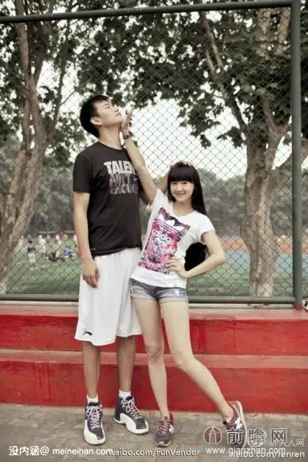 相差20厘米的最萌身高差图片