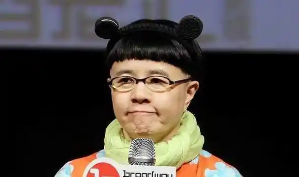 央视主持人金龟子现身青岛商场逛街发型引人注目脚踩千元拖鞋