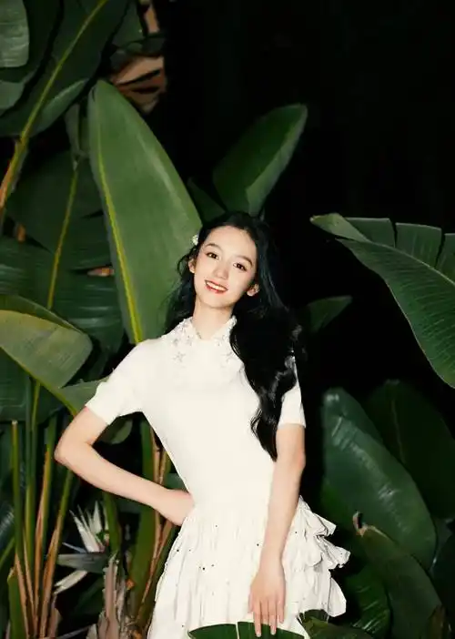 cr:周也个人微博刘浩存昨晚金鸡奖闭幕式红毯,新谋女郎刘浩存也带着