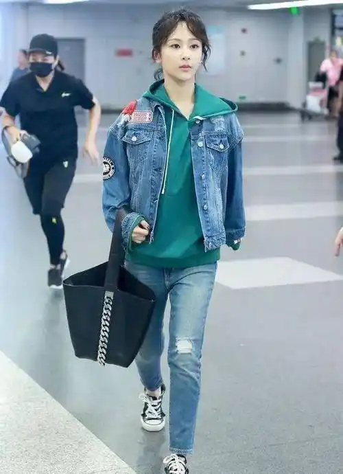 杨紫凭借《女心理师》再次被推上热搜,不得不说女大十八变,衣品也是