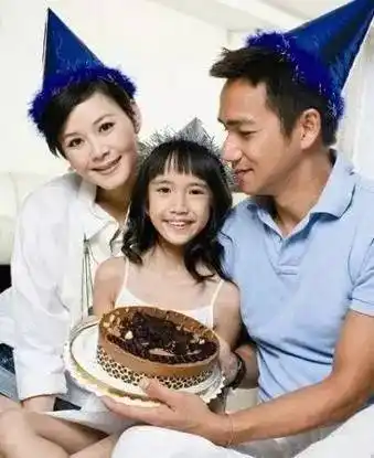 骆达华与妻子卢燕两个人因为拍摄电视剧从而相识相恋,结婚以后,两人的