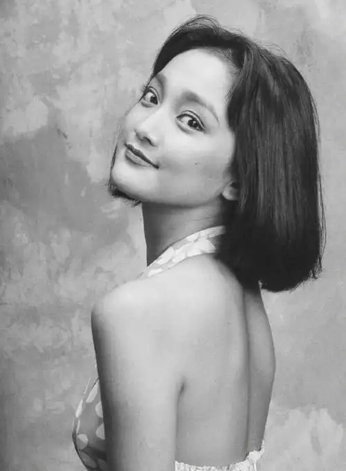 有一位摄影师在今日分享了1994年为周迅拍摄的一组写真照.