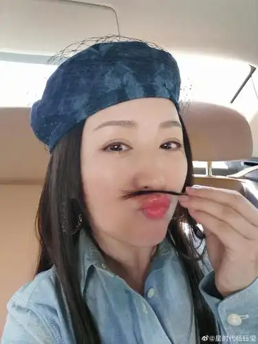 组图:杨钰莹分享开工美照 戴设计感贝雷帽妆容精致笑容温婉