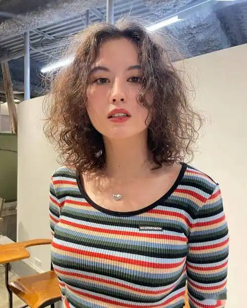 全头烫小卷,真洋气_发型_卷发_自然