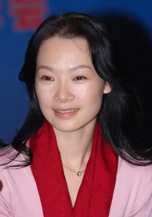 吕薇气质也太好了,素颜只涂唇蜜好清纯,纯色穿搭也挡不住优雅