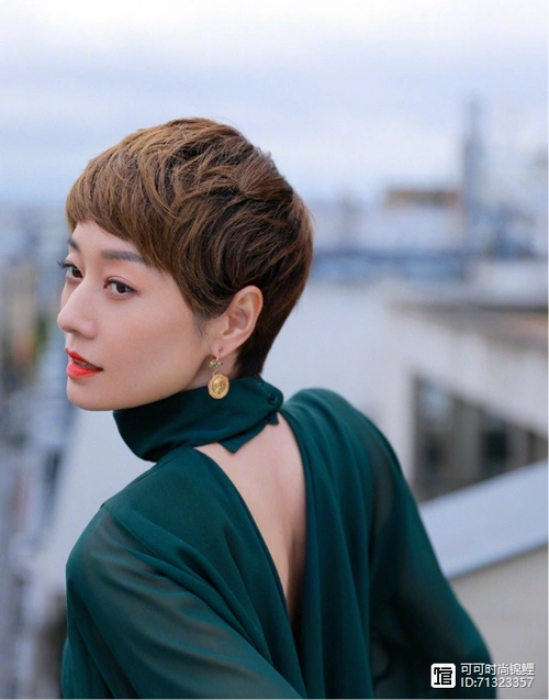 43岁马伊琍回归超短发,松绿色露背衫配长裙,离婚后气质更好了