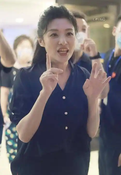 原创被央视一姐周涛惊艳到了52岁演话剧玲珑身段迷人老得太养眼