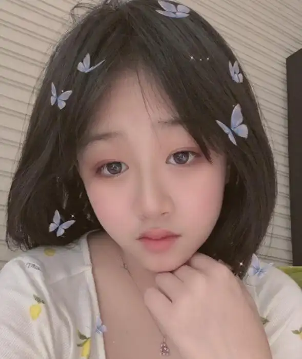 吴启华12岁女儿近照,五官气质超优越,打扮却太成熟?