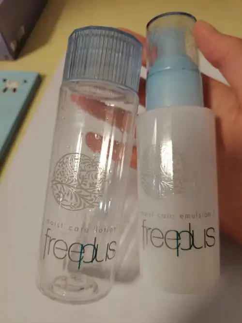 这一套芙丽芳丝水乳清爽版,质地非常清爽,水是无色无味的,乳液也清爽