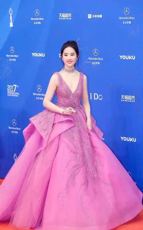 刘亦菲胖一点更美了,大领口礼服秀出s曲线,少了仙气多了女人味_连衣裙