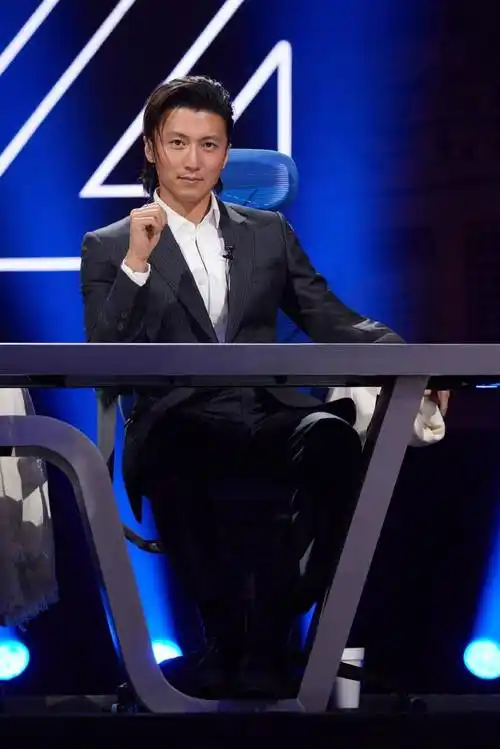 《青年派计划》最新一期节目剧照释出,谢霆锋身着黑色西服搭配大背头