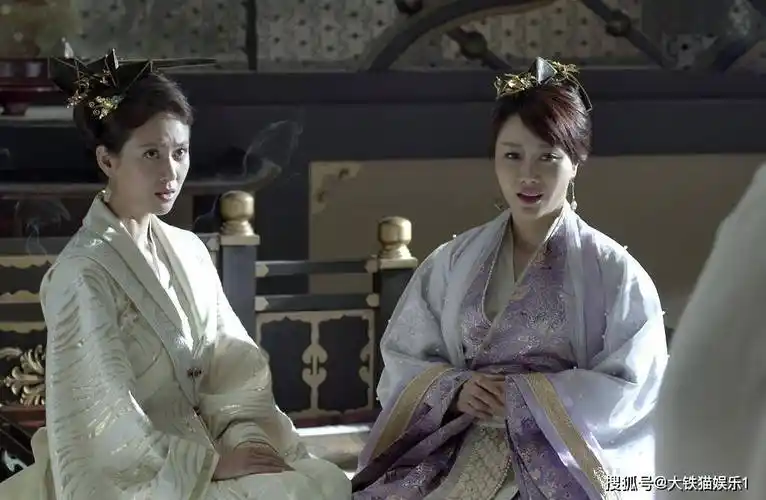 相貌平平无奇,身材比较臃肿,戏服一套比柳姨娘的扮演者赵柯壮了一大圈