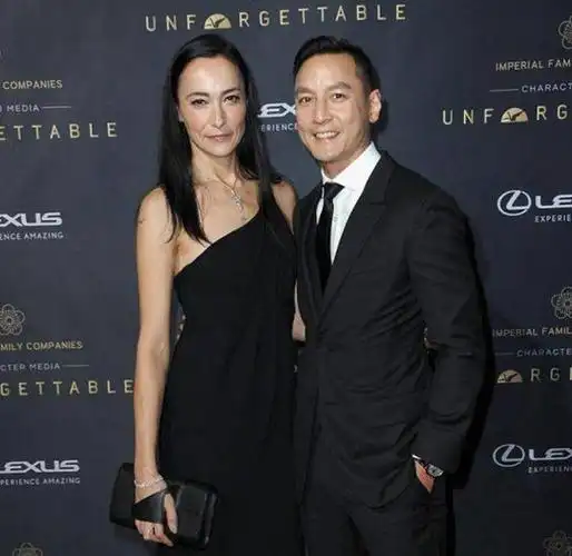 吴彦祖在文中感慨地说道:"这是我和lisa过的第一个生日,你可能也注意