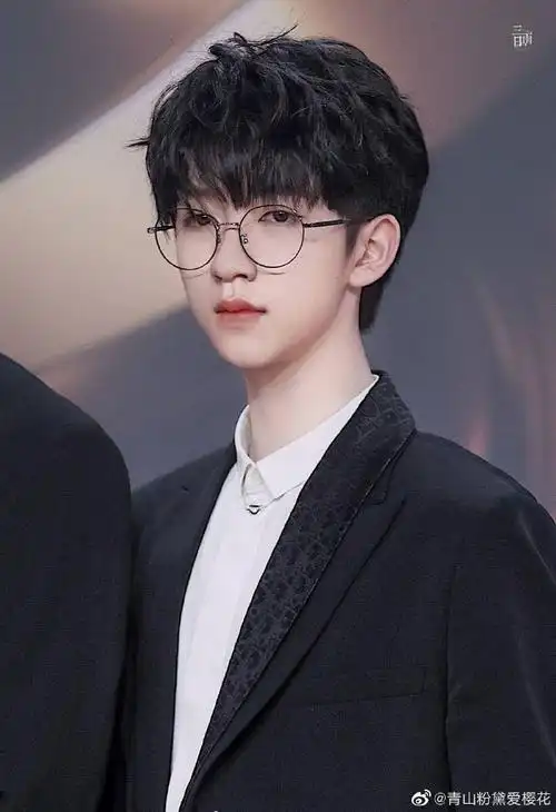 相美人吧#贺峻霖#贺峻霖#骨相美,皮相优越,五官精致,女装神颜惊艳万年