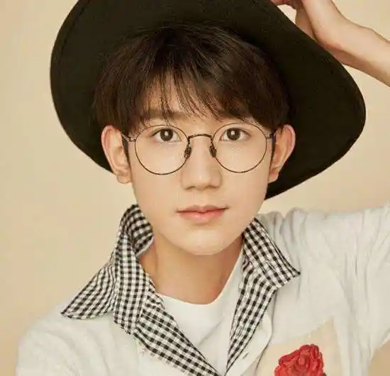 从王源吸烟来去分析现在的危机负面为什么影响这么的大