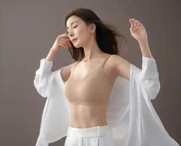 杨幂穿内衣拍性感大片!马甲线凸显傲人身材,好身材再次惊艳网友