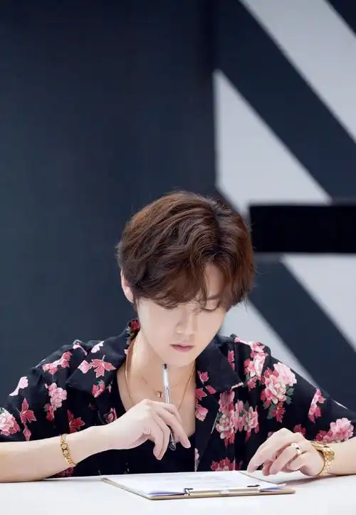 鹿晗创造营2020牡丹印花衬衫帅气图片14