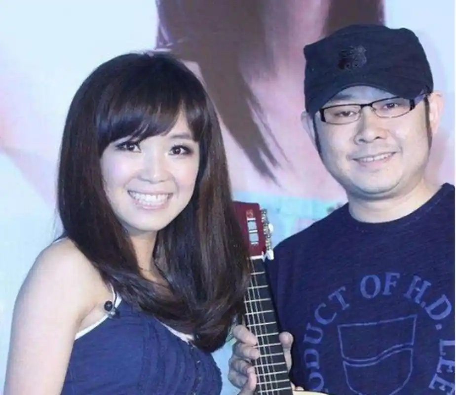 那年,刀郎的妻子杨娜生下女儿才40天,就丢下女儿消失,刀郎嚎啕大哭