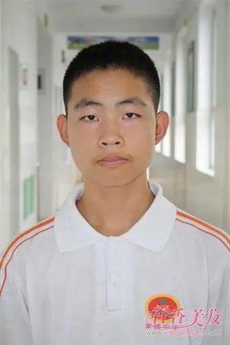 呈现出了初中男生的时尚感,学校风十足的男生 发型设计,超级受欢