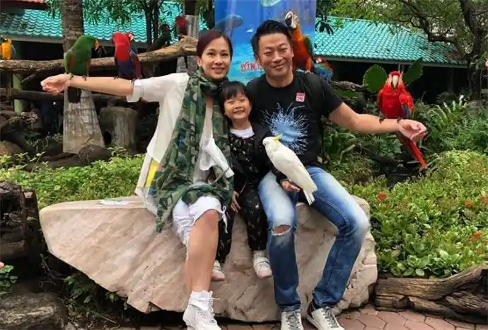 文颂娴的老公是谁 三级脱星户外车震逼婚后迅速产女当稳阔太