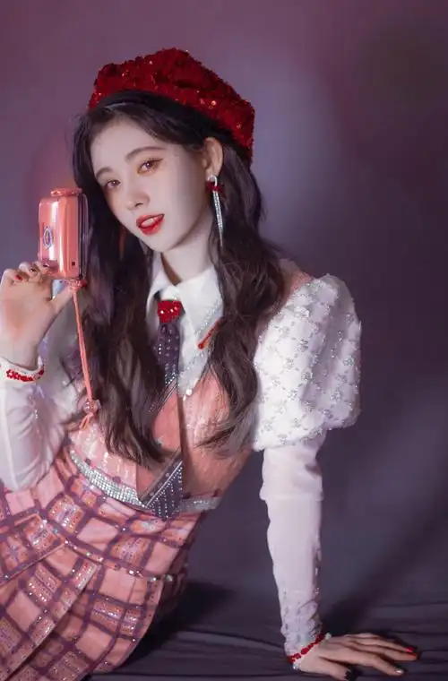 鞠婧祎女团风跨年造型甜度满分