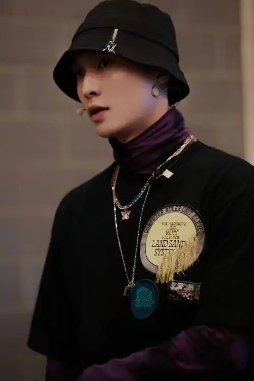 张艺兴别致渔夫帽诠释热血街舞风黑紫相间衬明媚皓齿帅气