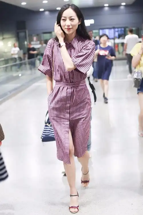 韩雪标准的诠释了一双鞋毁一身夏天的丑凉鞋都被她穿遍了