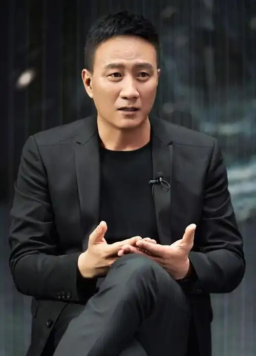 演员胡军,喝酒喝来个老婆,结婚22年零绯闻