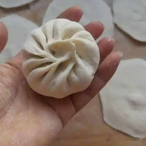 蒸包子,韭菜芹菜靠边站,用它做馅鲜美多汁,出锅连吃3个真过瘾