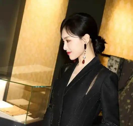 唐嫣最新活动高清美图来袭一身黑色流苏连衣裙优雅美丽