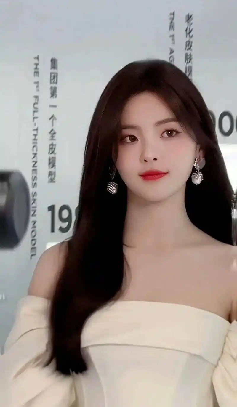 杨超越性感写真美图,抹胸白裙,亭亭如立,如含苞待放的百合花