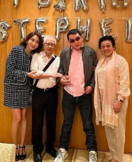 近日,他在社交媒体上分享了一张全家福,为妹妹李颖庆祝生日.