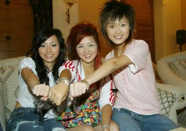 05届超女唱哭何炅14年过去了有人换脸改名有人绯闻缠身