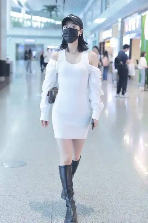 街拍:蓝盈莹白色背心裙 黑色长靴 棒球帽身材窈窕