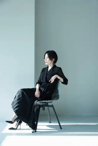 49岁俞飞鸿a爆了!深红西装飒气有范,随便凹造型也被帅一脸