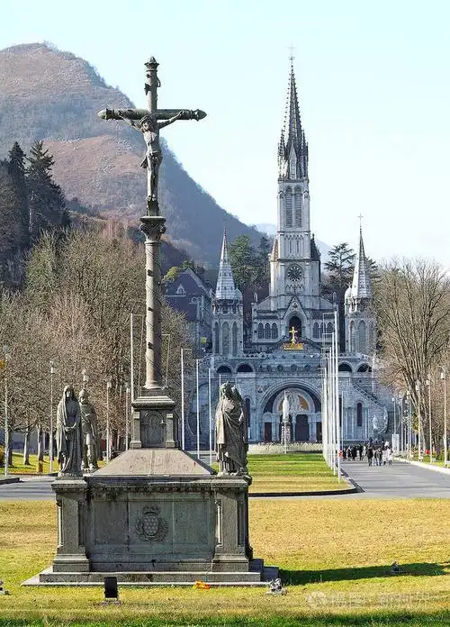 卢尔德大教堂圣所的景色(法国)